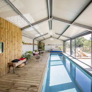 Particulièrement lumineux, ce couloir de nage d'intérieur est bordé de larges baies vitrées ouvrant sur la campagne angevine qui laissent passer un abondant soleil de printemps.