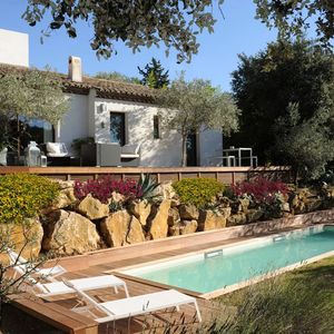 Une piscine de charme pour le sport et le bien-être située en Provence, elle s'adosse à un bel enrochement naturel.