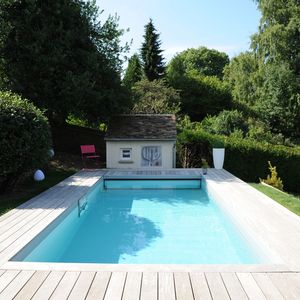 Une piscine Piscinelle Cr6 design et conviviale. Installée sur un terrain en terrasses elle surplombe la campagne environnante.