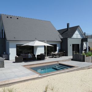 Directement reliée à la plage la piscine et sa terrasse mobile offrent un sentiment de simplicité naturelle.