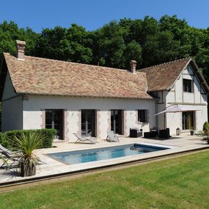 La piscine, tout en discrétion et en élégance, est construire auprès d'une belle longère normande près de Dreux. 