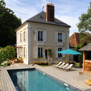 Une piscine traditionnelle installée dans un hôtel particulier en région parisienne.