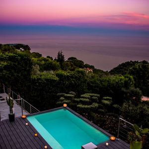 Petite piscine posée dans le vide avec vue sur Monaco