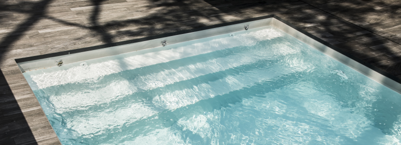 Rénovation de piscine : changer de liner et ajouter un escalier trois marches