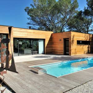 Couloir de nage dans le Gard avec une maison architecture bois.