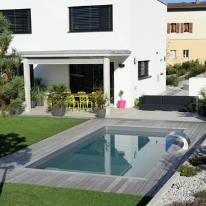 Piscine rectangulaire dans un jardin en Suisse