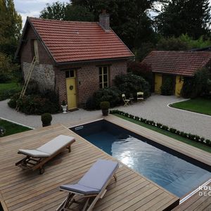 En douceur et sous le ciel capricieux de l'Oise la piscine se révèle comme par magie.